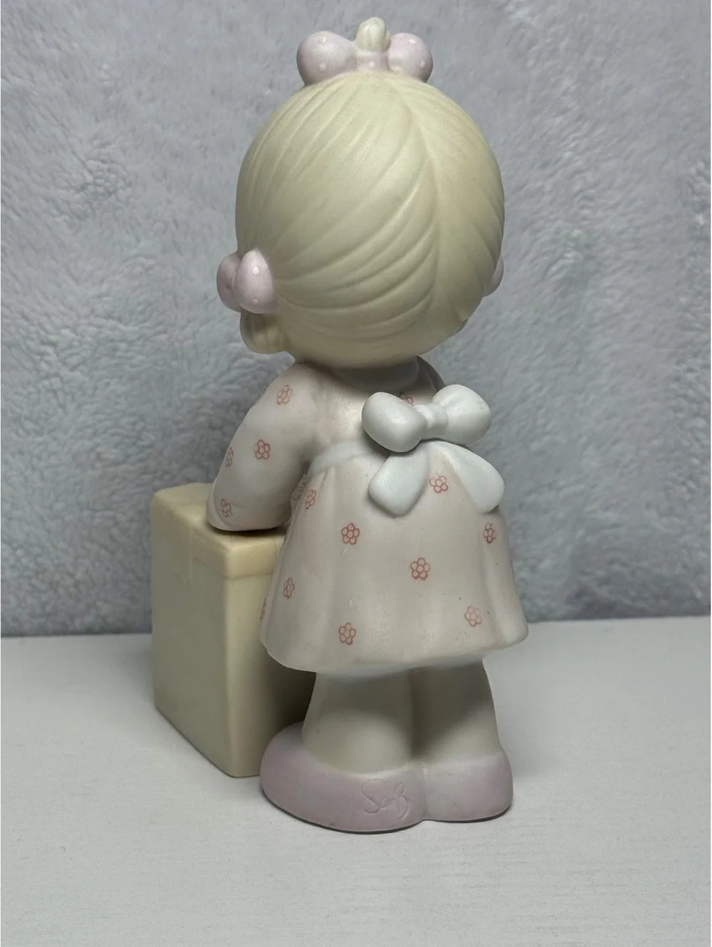 Vintage Precious Moments 1987 “Sharing is Universal” Figurine Friendship